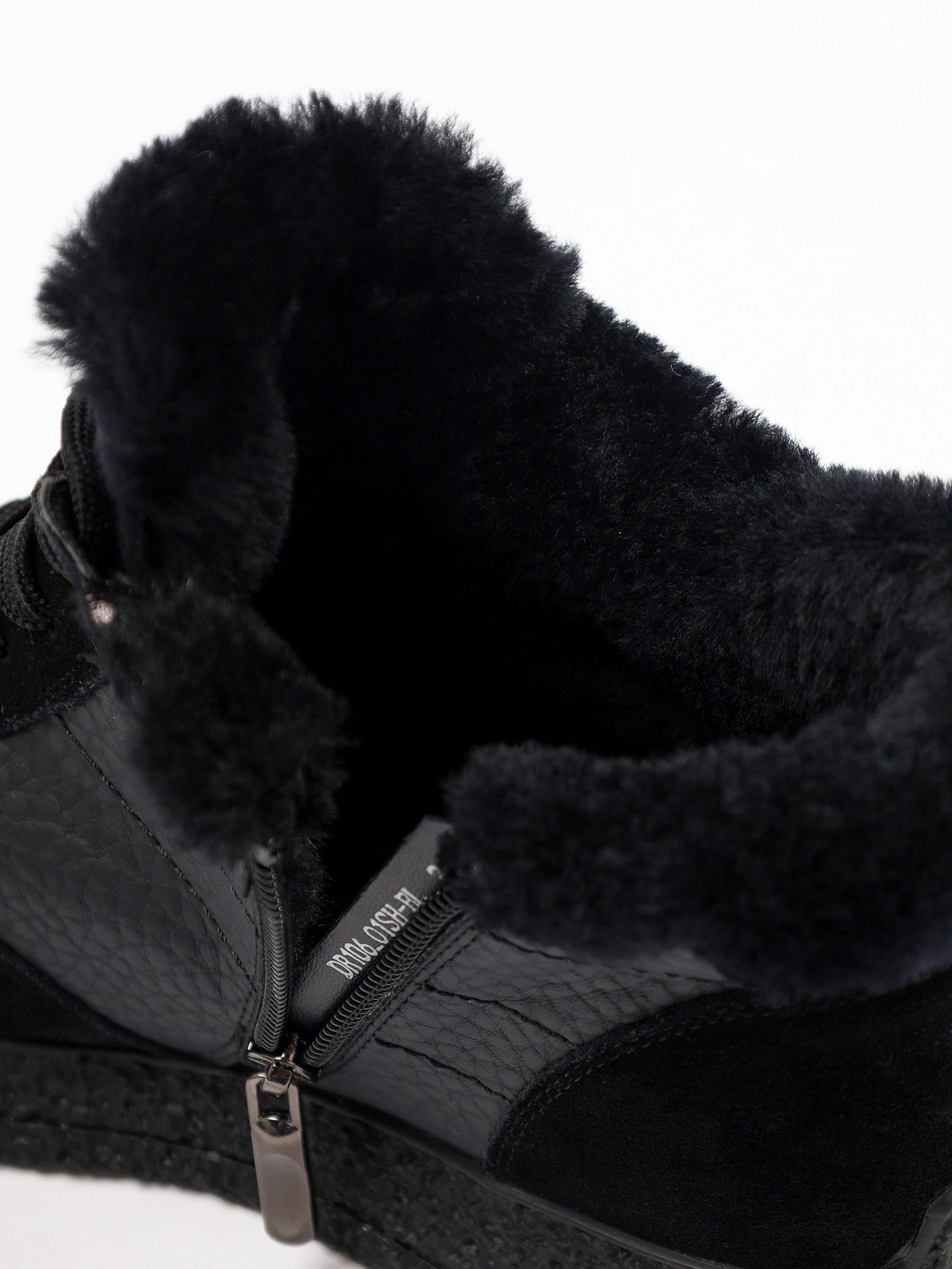 Кроссовки комбинированные черного цвета на низкой подошве